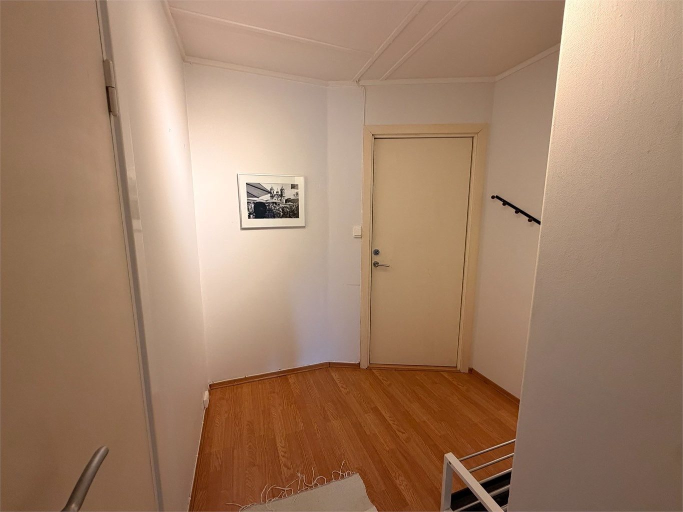 Lys gang med god plass til å henge fra seg yttertøy.