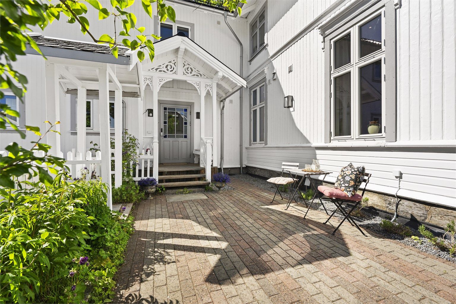 For øvrig har hagen svært fine uteplasser med gode solforholdt og flott utsikt mot Vealøstårnet. I hagen er det etablert hønsehus og kjøkkenhage og det er en flott grillplass med pergola, dekt av velletablert eplehekk.
