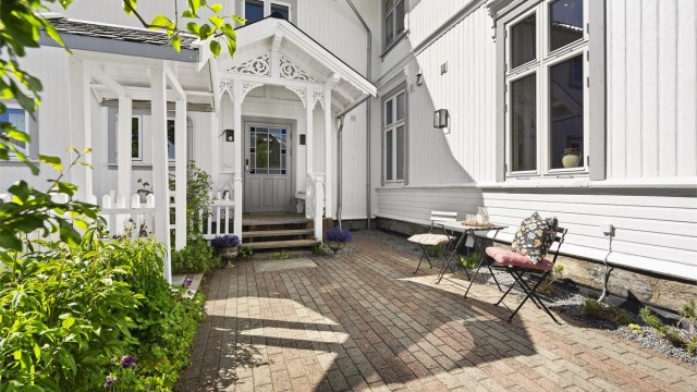 For øvrig har hagen svært fine uteplasser med gode solforholdt og flott utsikt mot Vealøstårnet. I hagen er det etablert hønsehus og kjøkkenhage og det er en flott grillplass med pergola, dekt av velletablert eplehekk.