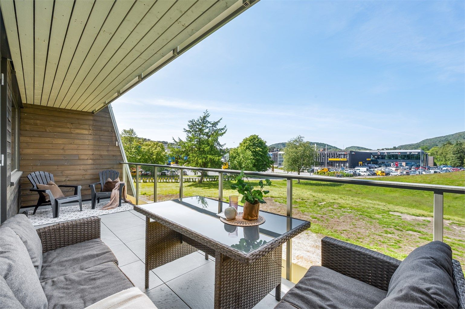 Nydelig uteplass på 13 kvm med overbygget tak og flislagt gulv. 