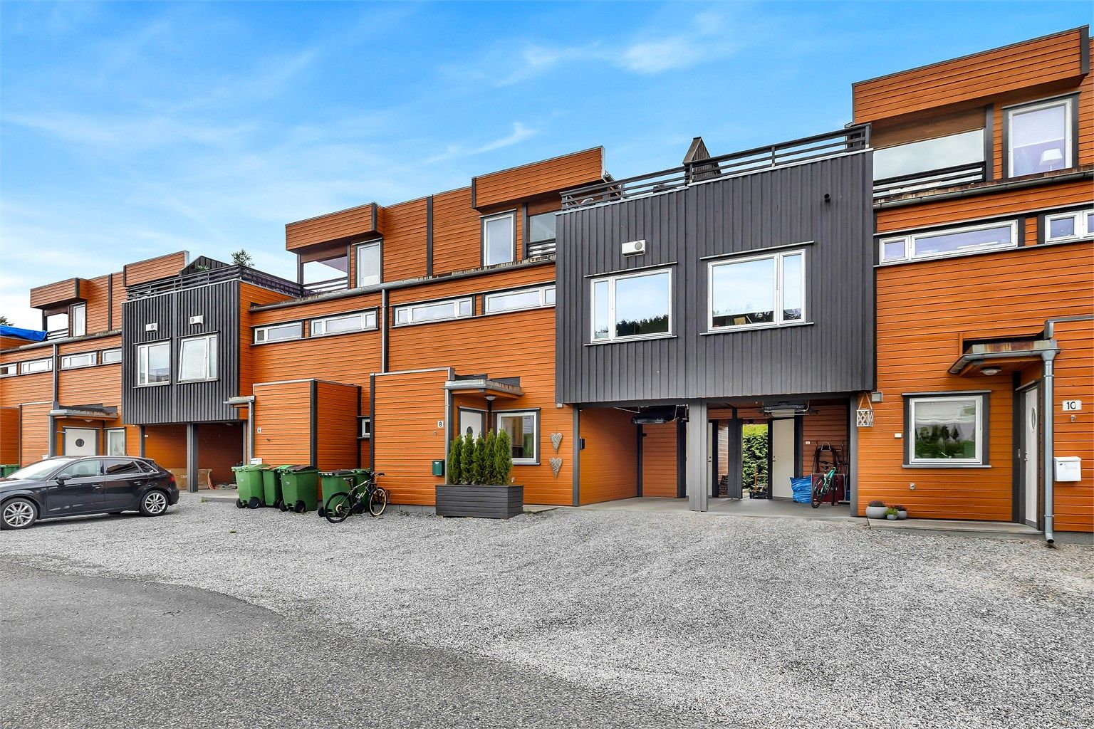 Boligen ligger i et nyere og barnevennlig boligområde med nærhet til både skole, barnehage og butikker.