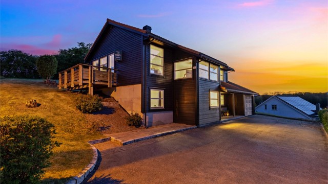 Velkommen til Østenstadveien 27, presentert av Pojan Eskandari i Krogsveen.