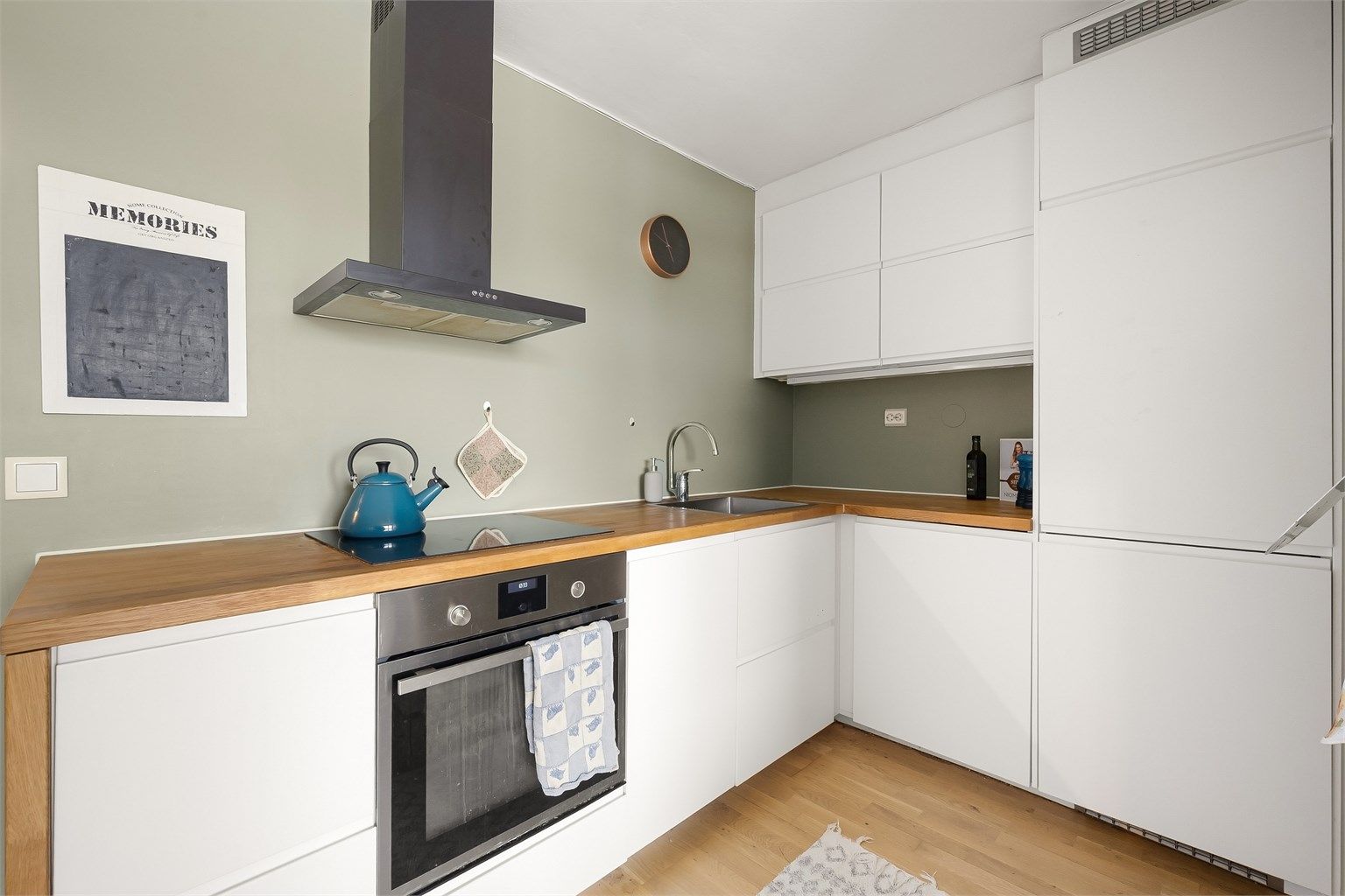 Kjøkken med praktisk utforming og god benkeplass. Foto: Martine Eren Jacobsen.