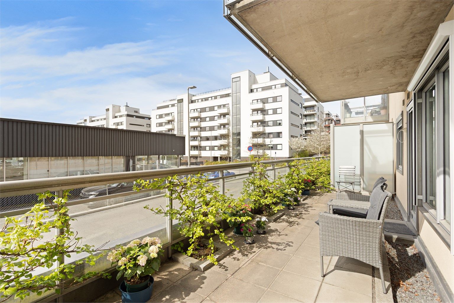 Uteplassen har god plass til både sittegruppe og beplantning, og er et herlig sted å oppholde seg.