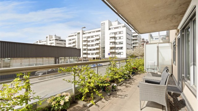 Uteplassen har god plass til både sittegruppe og beplantning, og er et herlig sted å oppholde seg.