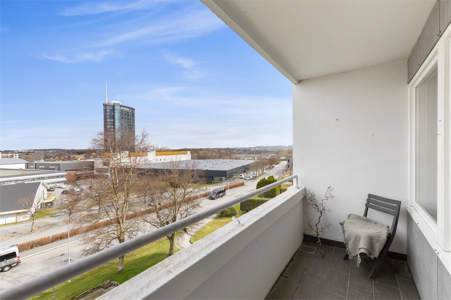 Fra den andre balkongen har du utsikt over nærområdet. Thon madla Kjøpesenter er kun 14 minutters gange unna.