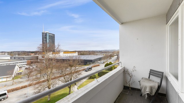 Fra den andre balkongen har du utsikt over nærområdet. Thon madla Kjøpesenter er kun 14 minutters gange unna.