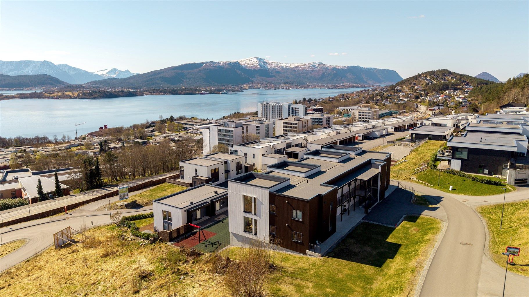 God offentlig kommunikasjon i området, med bussholdeplass kun få minutters gange unna