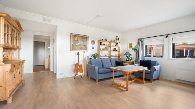 Leiligheten ligger i hjørnet av bygget som bidrar til ekstra vinduer og godt med lysinnslipp i stuen.