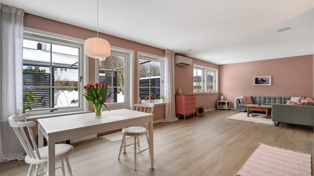 Dette er en lys, moderne og velholdt enebolig over to etasjer