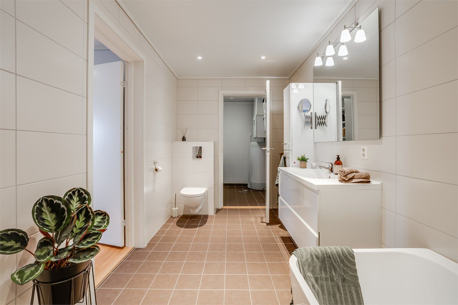 Det er adkomst til vaskerom fra badet