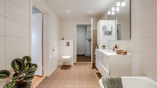 Det er adkomst til vaskerom fra badet