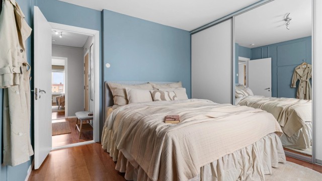 En stor skyvedørsgarderobe med speilfronter gir rikelig med oppbevaringsplass.