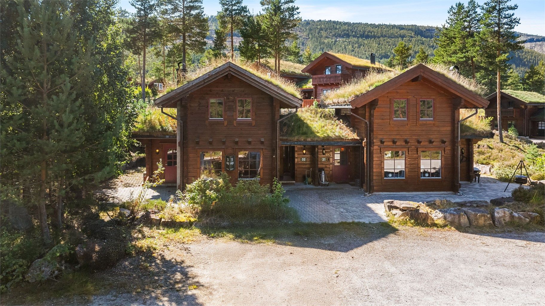 Fine parkeringsmuligheter på stor gårdsplass