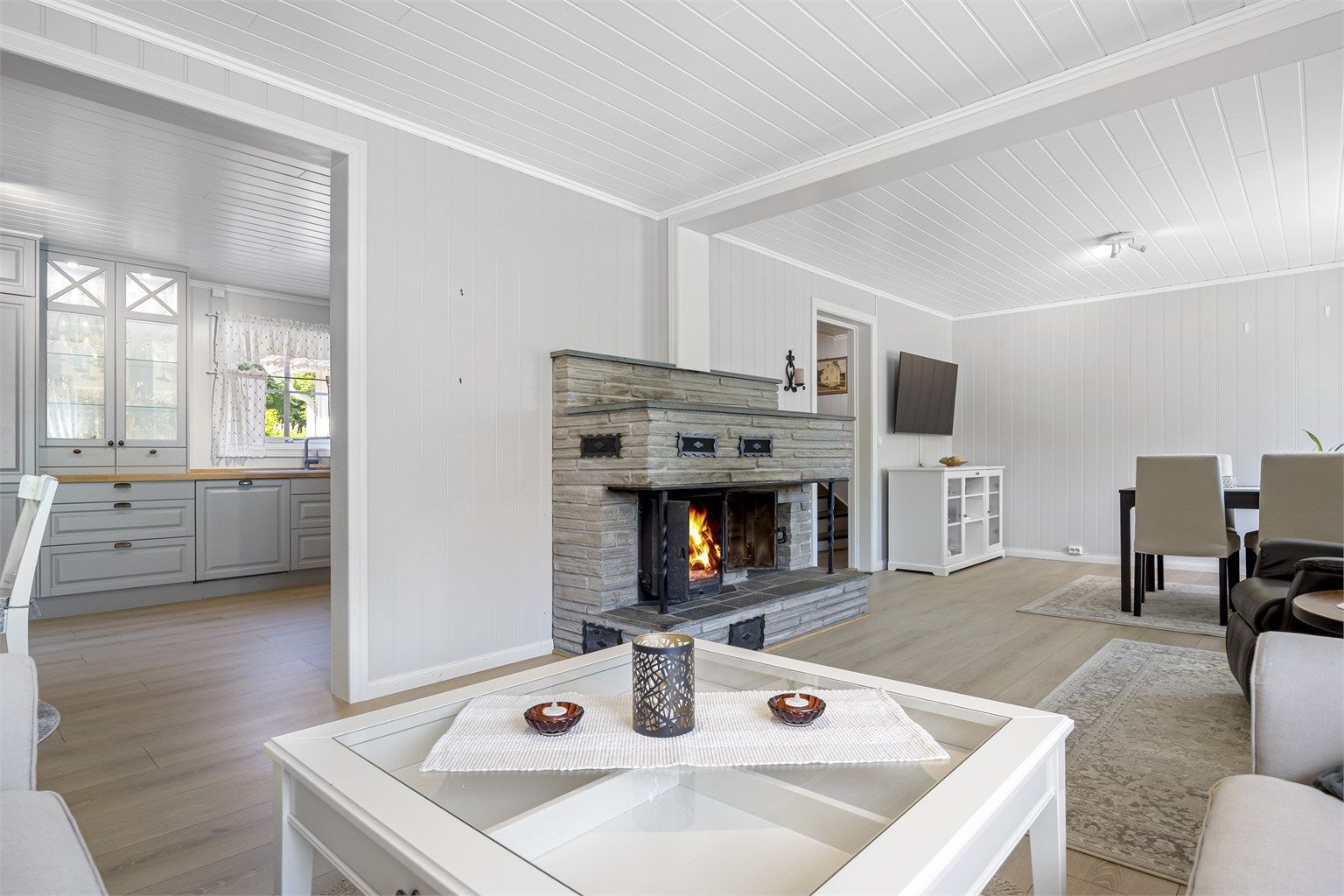 Hyggelig peisovn i stuen.