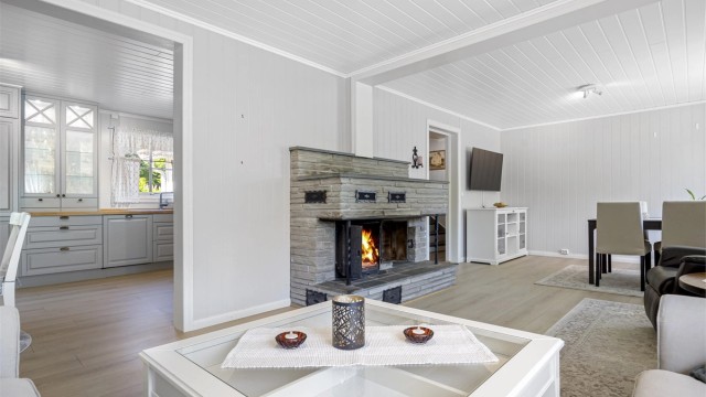 Hyggelig peisovn i stuen.