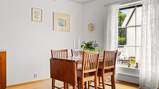 Plass til en hyggelig spiseplass ved vinduet. Her kan man samle familie og venner