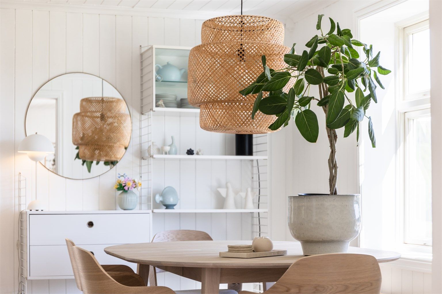Gjennomgående materialvalg og lyse overflater.