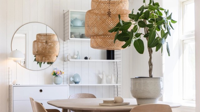 Gjennomgående materialvalg og lyse overflater.