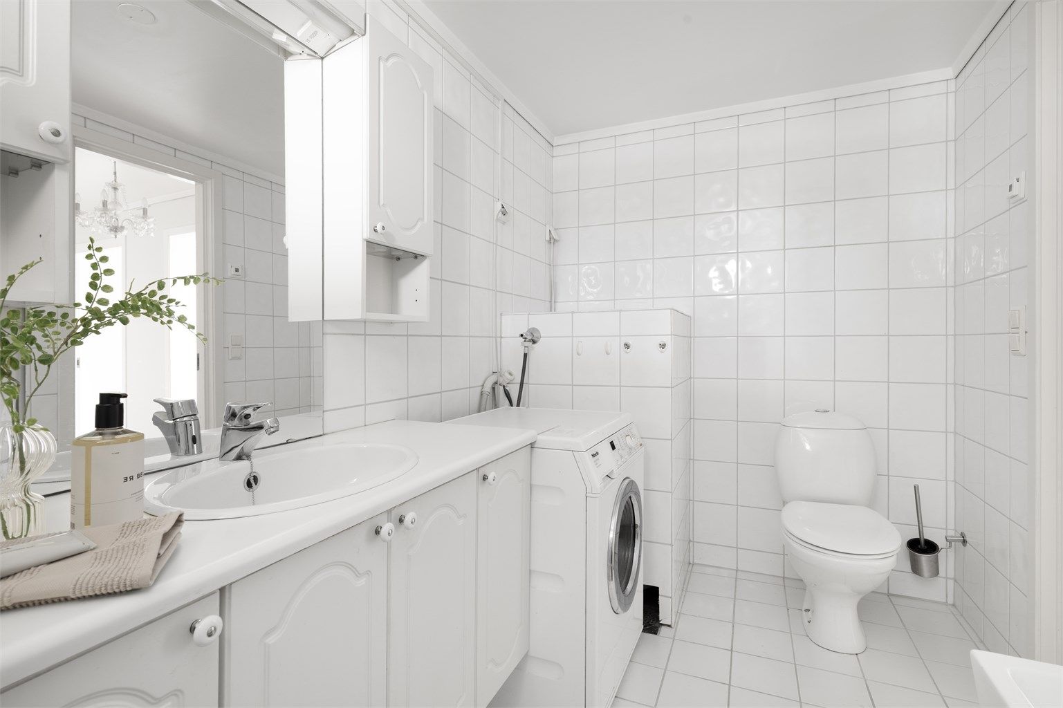 Badet er utstyrt med servantinnredning, toalett og opplegg for vaskemaskin.