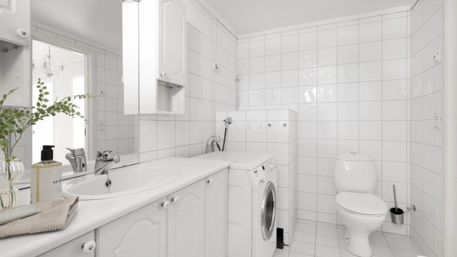 Badet er utstyrt med servantinnredning, toalett og opplegg for vaskemaskin.
