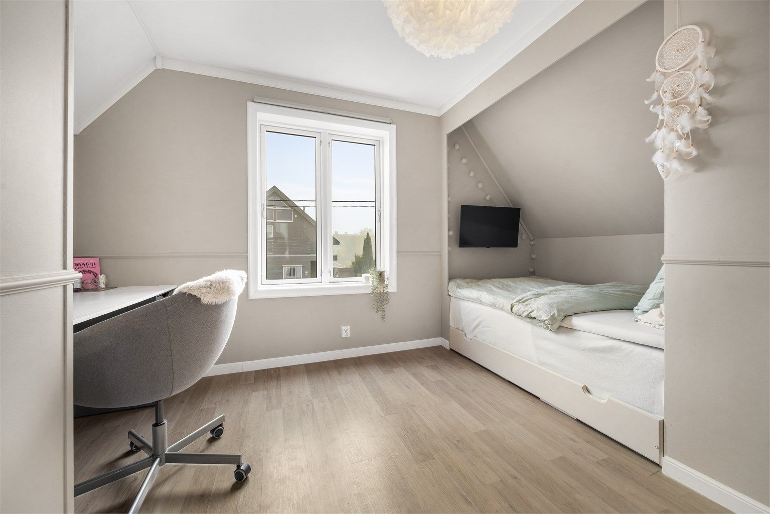 Soverom med plassbygget sengenisje under skråtaket og tilgang til egen bod.