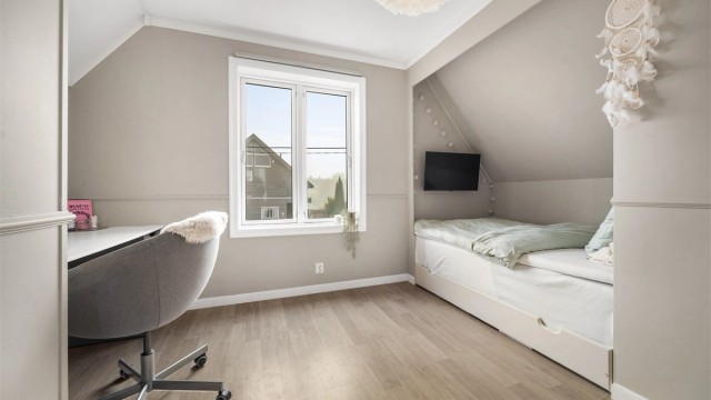 Soverom med plassbygget sengenisje under skråtaket og tilgang til egen bod.