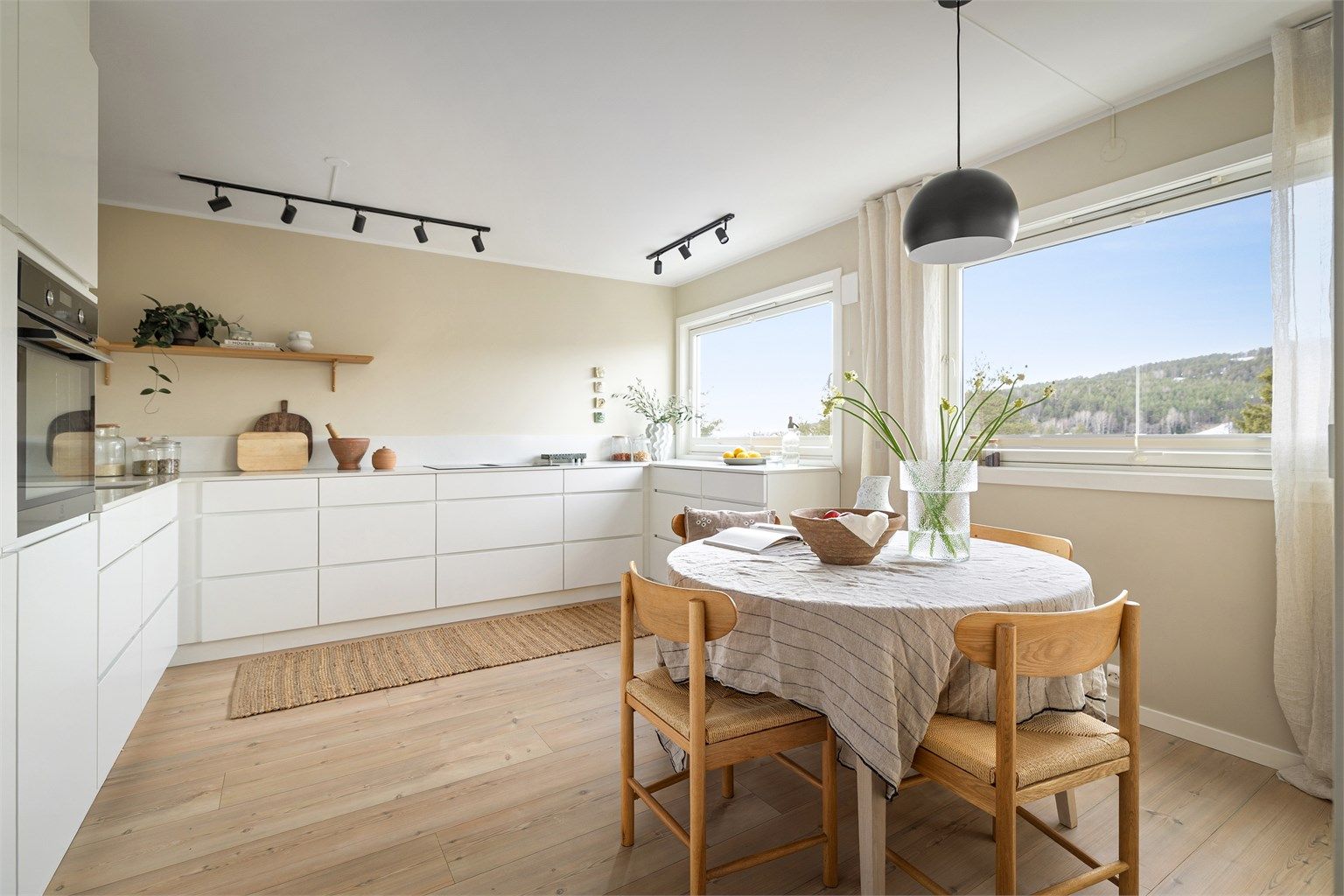 Kjøkkenet er særdeles flott oppusset med moderne innredning fra Kvik og benkeplater og splashkant i kompositt.