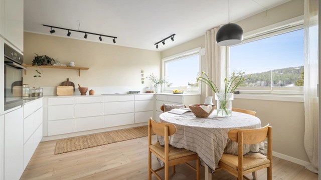 Kjøkkenet er særdeles flott oppusset med moderne innredning fra Kvik og benkeplater og splashkant i kompositt.