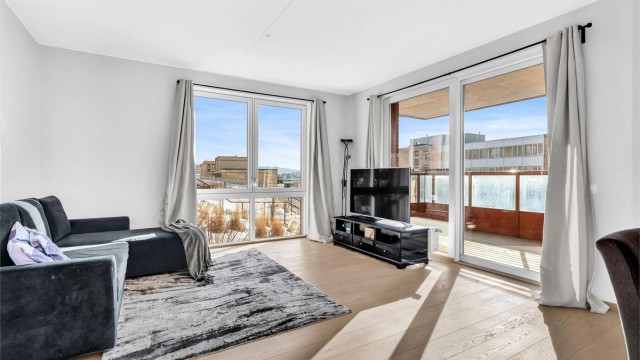 Hjørneleiligheten har godt med lysinnfall gjennom store vinduer