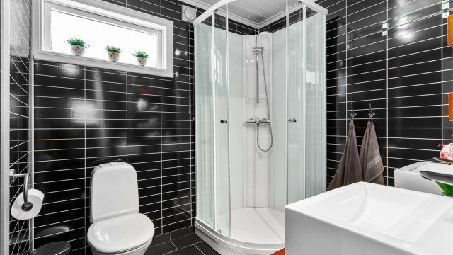 Badet ble oppgradert med nye gulvfliser, veggoverflater og innredning i 2010/2011 - Kraner og dusj fra 2025