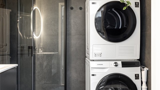 Flislagt bad med delikate 75 X 75 fliser, elektrisk gulvvarme og opplegg for vaskemaskin.