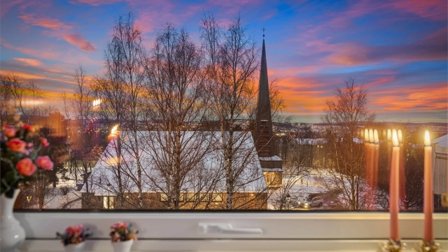 Traverveien 13, og denne leiligheten spesielt har en flott intern beliggenhet med en åpen og frodig utsikt