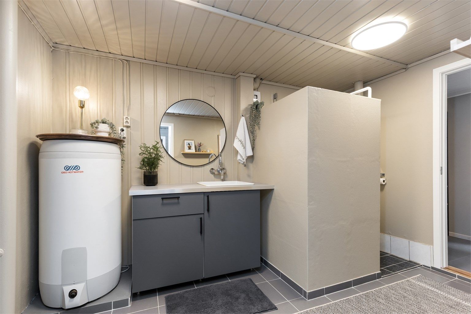 Bad i underetasjen. Bruksendring fra tilleggsdel til hoveddel, samt etablering av våtrom er ikke omsøkt/godkjent.