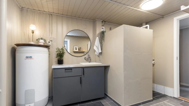 Bad i underetasjen. Bruksendring fra tilleggsdel til hoveddel, samt etablering av våtrom er ikke omsøkt/godkjent.