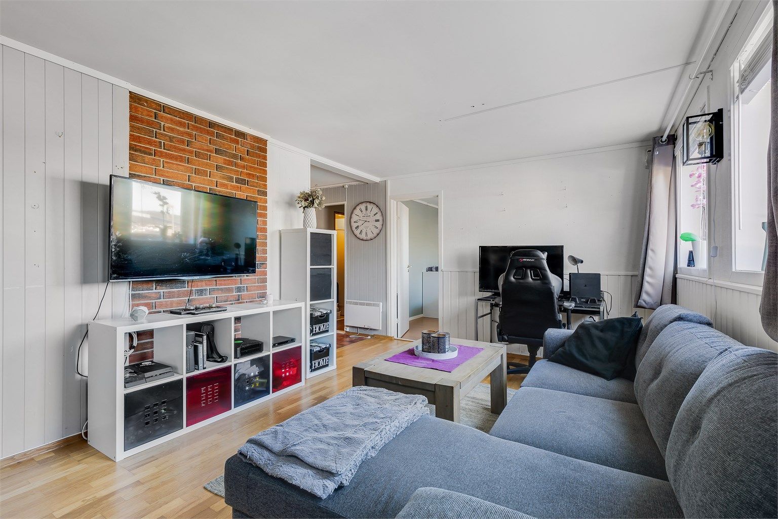 Stua i hybelen har åpen løsning mot kjøkkenet.