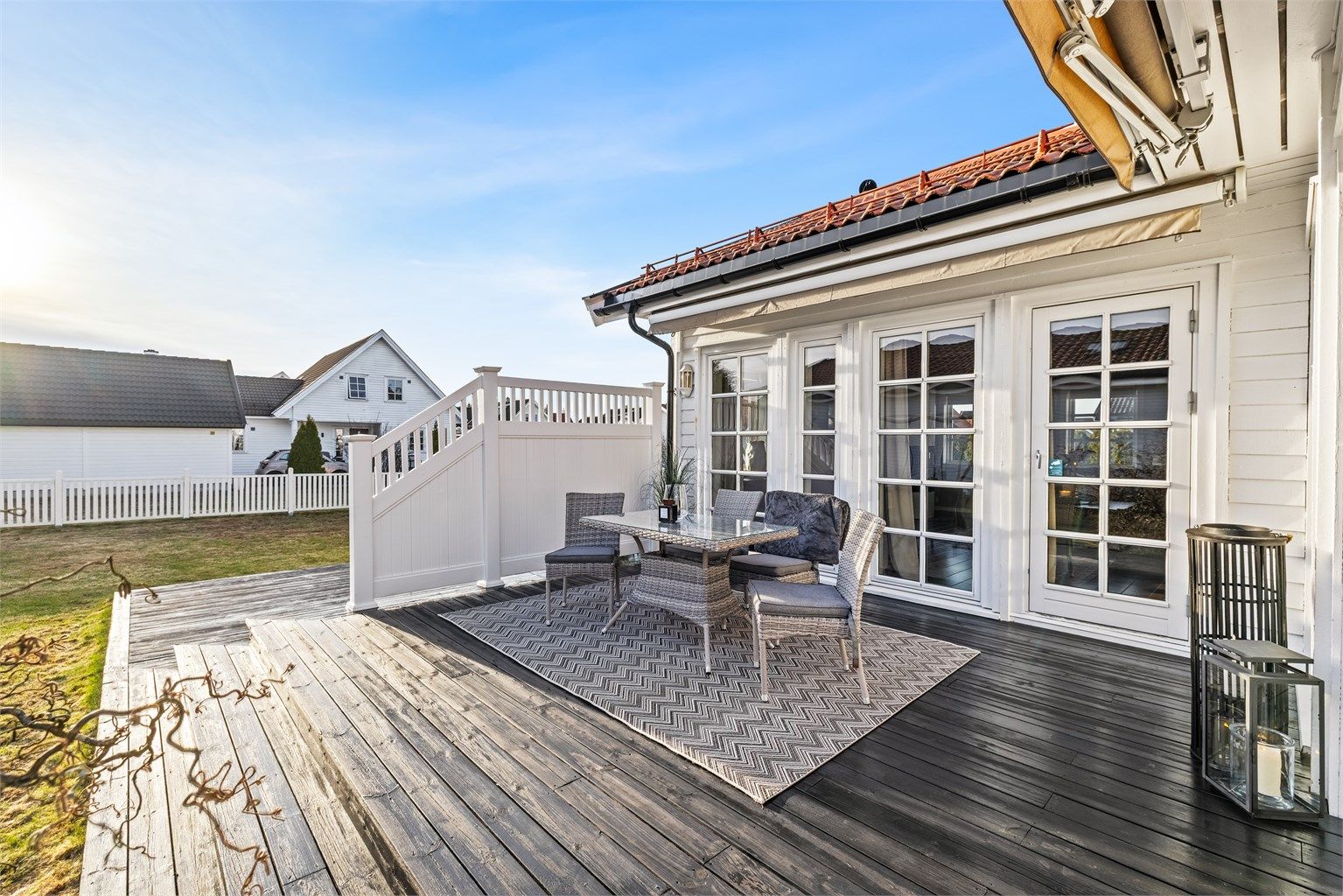 Terrassen har flere soner for både spisebord og loungegruppe.