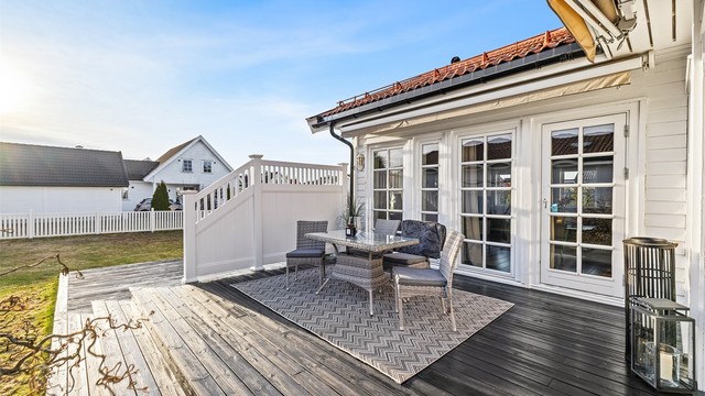 Terrassen har flere soner for både spisebord og loungegruppe.