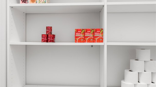 Hyllesystemet i boden gir oversiktlig og effektiv oppbevaring.