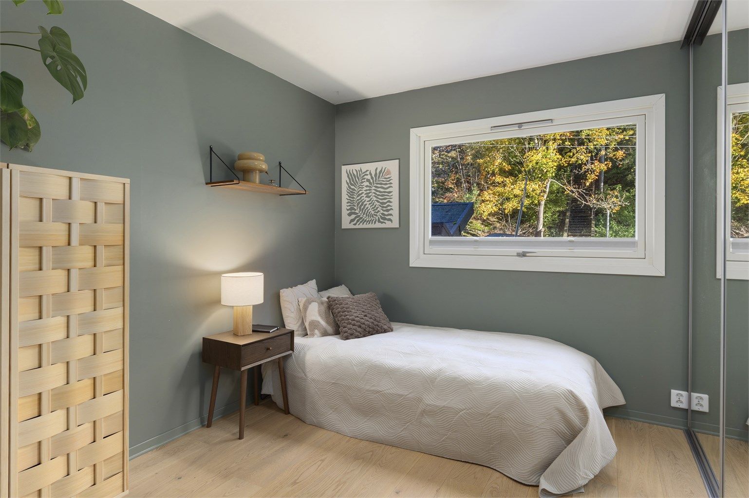 Det tredje soverommet har skyvedørsgarderobe og god plass til seng og skrivebord.
