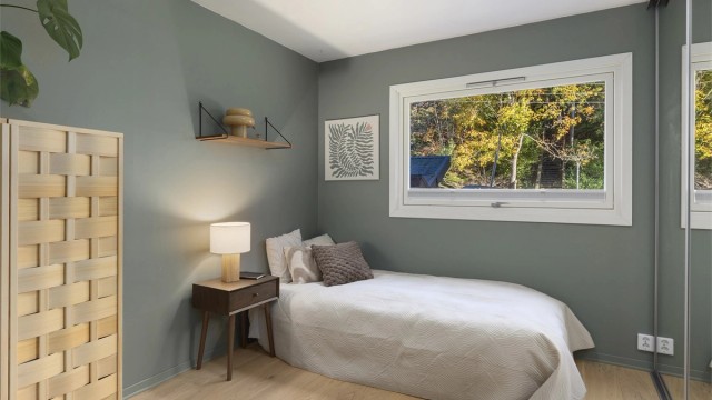 Det tredje soverommet har skyvedørsgarderobe og god plass til seng og skrivebord.