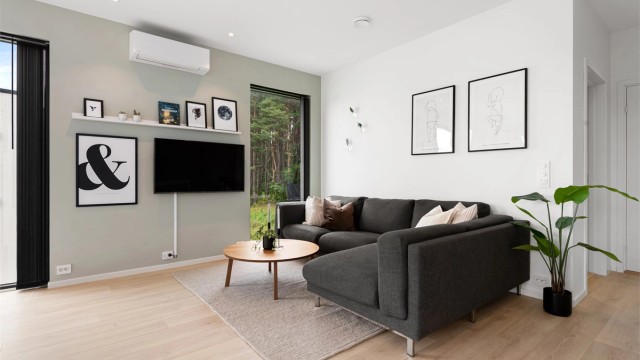 Stuen har god plass for en romslig sofagruppe.