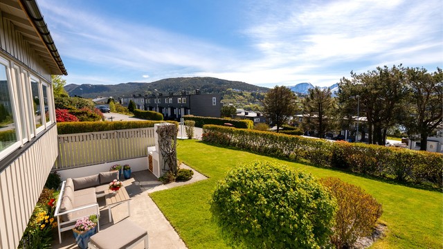 Fra vaskerom er det utgang til en støpt uteplass på terreng mot sør, på ca. 17 m²
