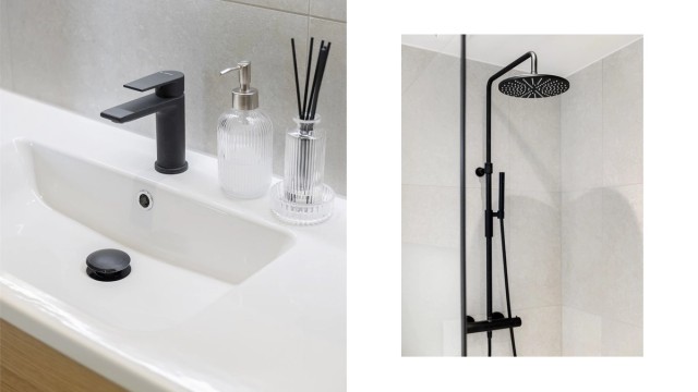 Dusjhjørne med innfellbare glassdører, regndusj og moderne armaturer.