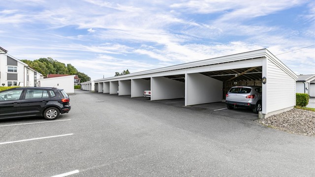 I carporten er det lagt til rette for installering av lader til EL-bil.