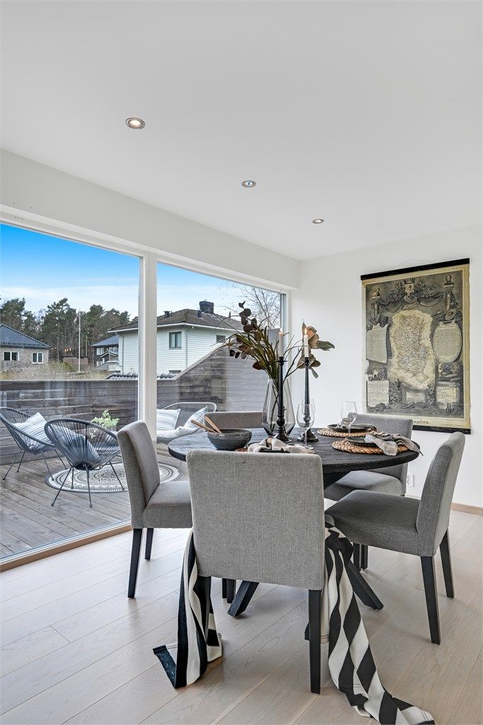 De store vindusflatene gir rikelig med naturlig lys til spiseplassen.