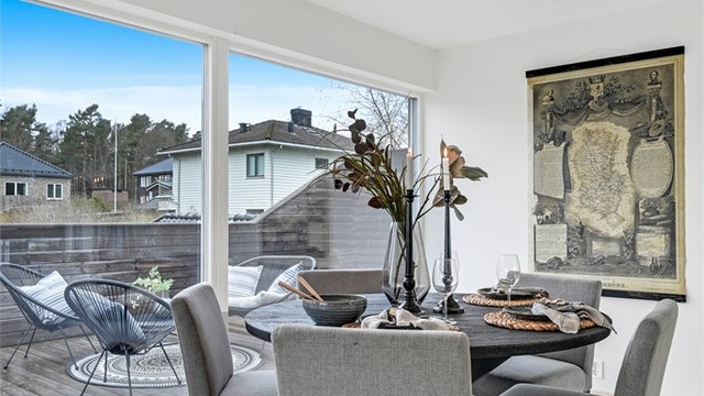 De store vindusflatene gir rikelig med naturlig lys til spiseplassen.