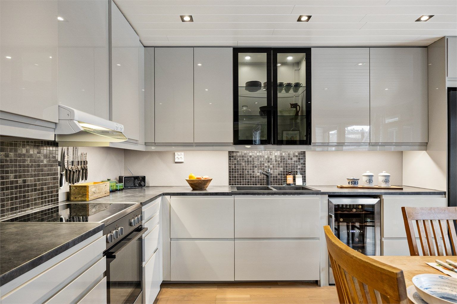 Godt med skap- og benkeplass, med benkeplate i laminat og belysning under overskapene.