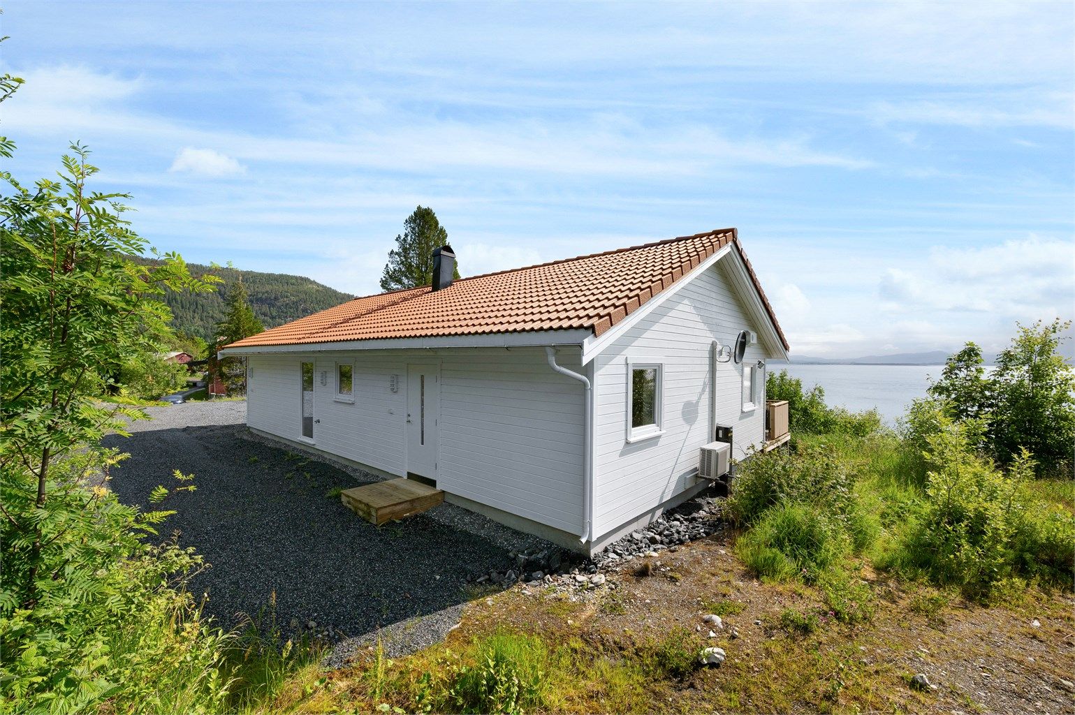 Tomta måler 1704 kvm og har svært gode muligheter for opparbeiding av både plen og hage. 