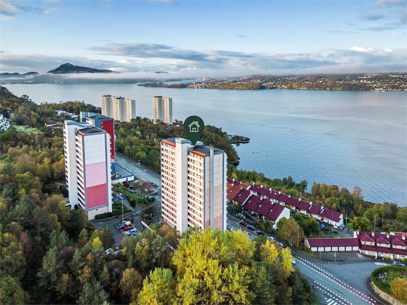 Borettslaget har en attraktiv beliggenhet langs Helleveien nær bussholdeplass med hyppige avganger mot både Åsane og Bergen sentrum.